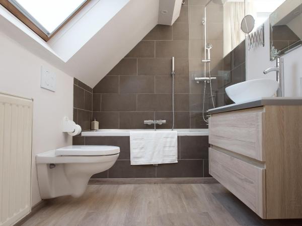 B&B Alegría : photo 5 de la chambre chambre lit king-size - vue sur jardin