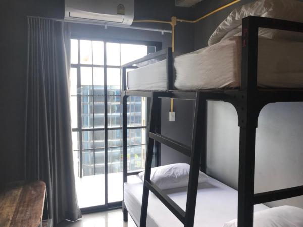 248 STREET HOSTEL : photo 1 de la chambre chambre lits jumeaux avec terrasse