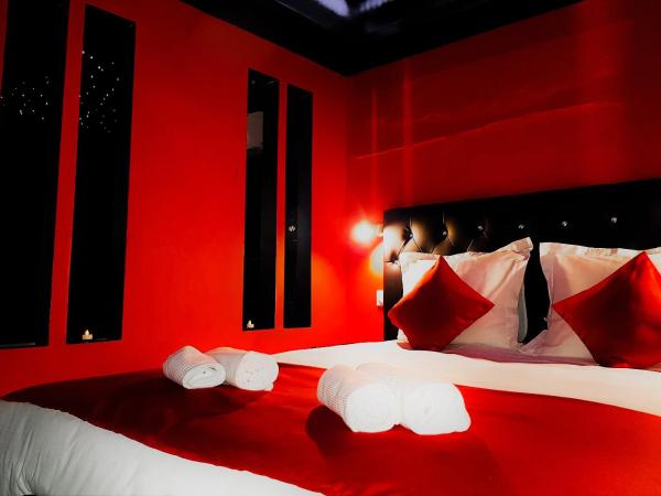 Suite Romantique : photo 10 de la chambre suite lit queen-size pomme d'amour avec baignoire spa