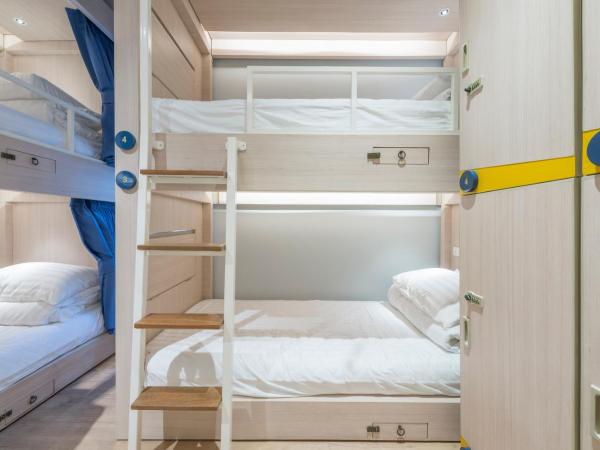 Kinnon Deluxe Hostel Coworking Cafe : photo 10 de la chambre lit dans dortoir mixte de 6 lits