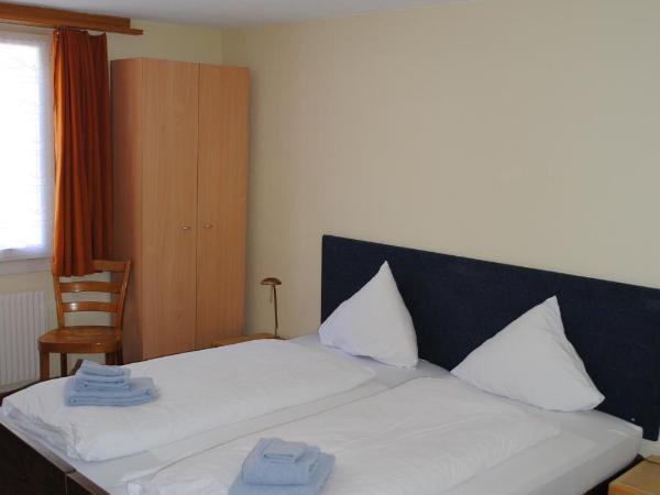 Hotel Weisses Kreuz : photo 9 de la chambre chambre lits jumeaux avec douche et toilettes communes