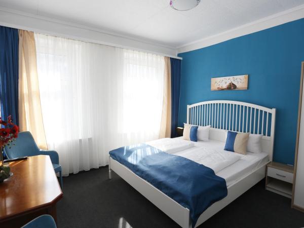Hotel Condor : photo 2 de la chambre chambre double avec salle de bains privative séparée
