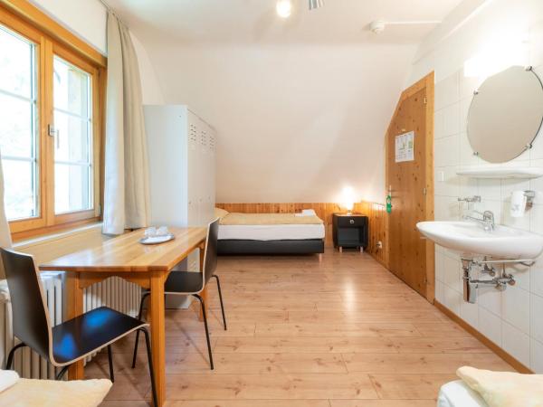Hostel by Randolins : photo 1 de la chambre chambre triple avec salle de bains commune