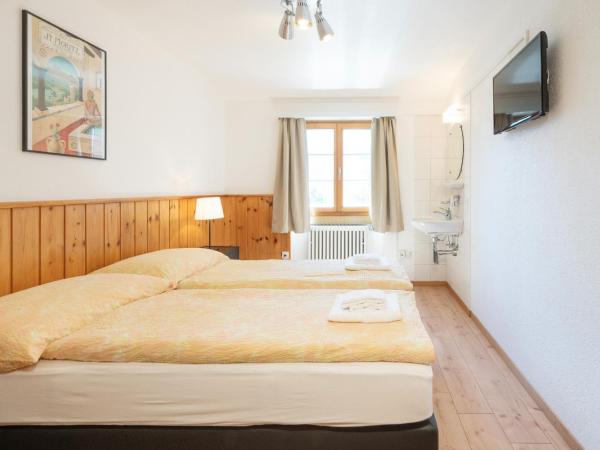 Hostel by Randolins : photo 4 de la chambre chambre double ou lits jumeaux avec salle de bains commune