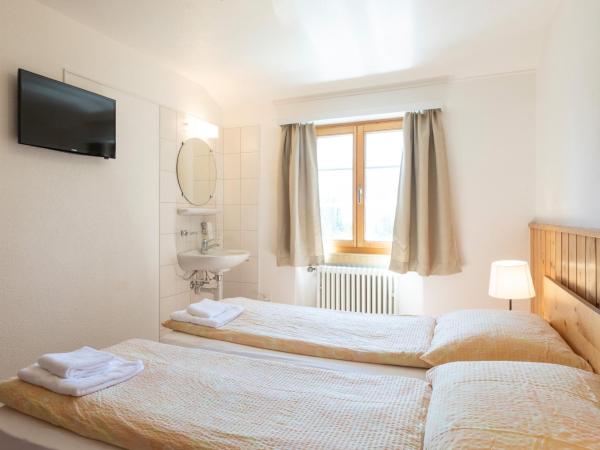 Hostel by Randolins : photo 6 de la chambre chambre double ou lits jumeaux avec salle de bains commune