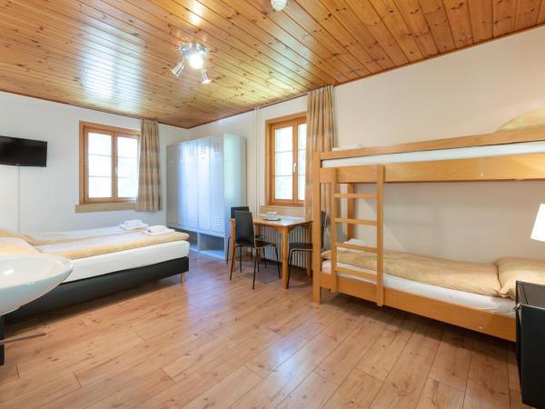 Hostel by Randolins : photo 3 de la chambre lit superposé dans dortoir mixte avec salle de bains commune (réservé aux adultes)