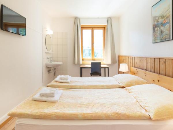 Hostel by Randolins : photo 9 de la chambre chambre double ou lits jumeaux avec salle de bains commune