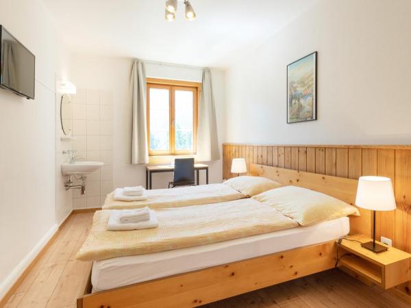 Hostel by Randolins : photo 3 de la chambre chambre double ou lits jumeaux avec salle de bains commune