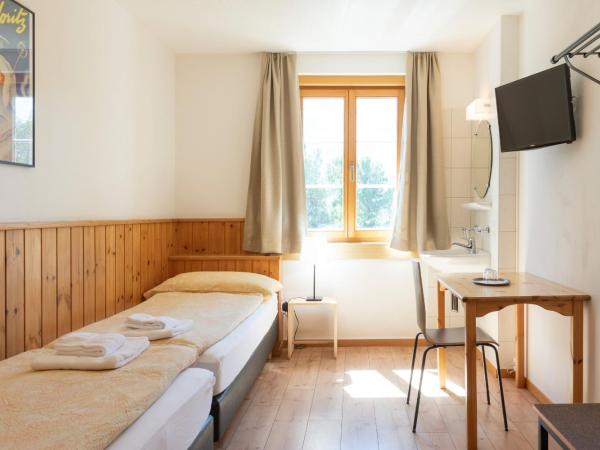 Hostel by Randolins : photo 8 de la chambre chambre double ou lits jumeaux avec salle de bains commune
