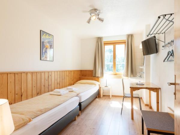 Hostel by Randolins : photo 1 de la chambre chambre double ou lits jumeaux avec salle de bains commune