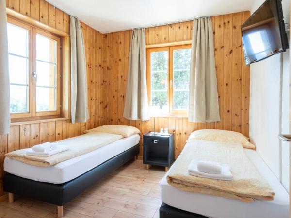 Hostel by Randolins : photo 5 de la chambre chambre double ou lits jumeaux avec salle de bains commune