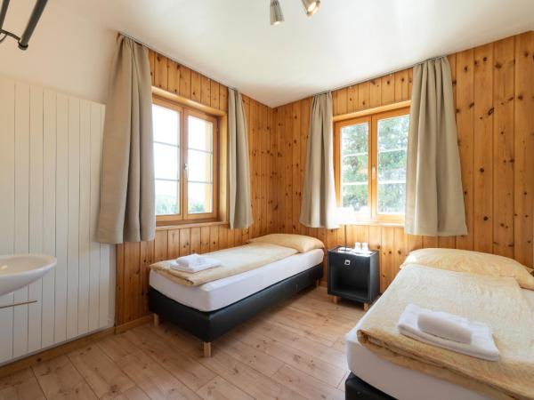 Hostel by Randolins : photo 2 de la chambre chambre double ou lits jumeaux avec salle de bains commune