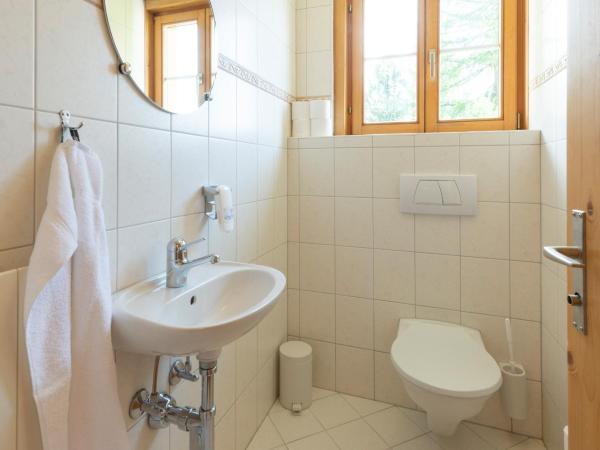 Hostel by Randolins : photo 5 de la chambre chambre triple avec salle de bains commune