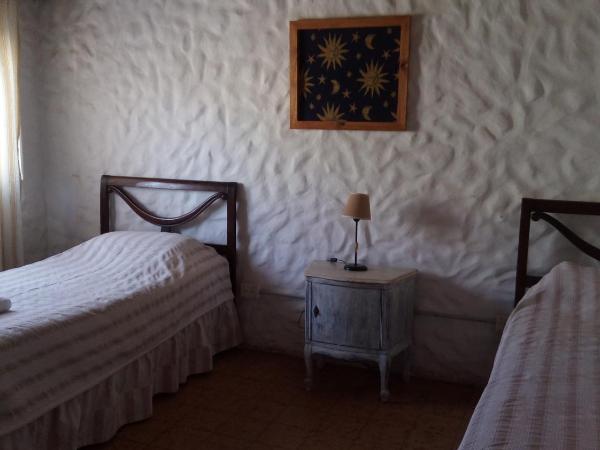 Hostal Schilling : photo 2 de la chambre chambre lits jumeaux avec salle de bains commune