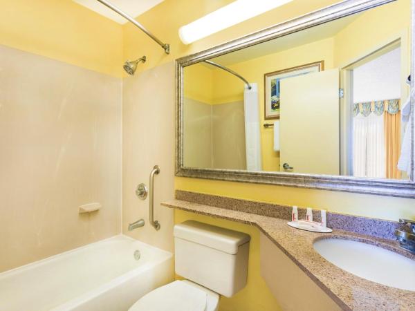 Baymont by Wyndham Savannah Midtown : photo 3 de la chambre chambre lit king-size