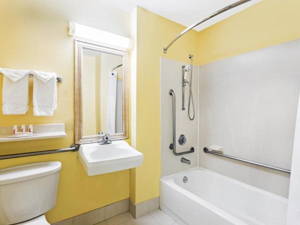 Baymont by Wyndham Savannah Midtown : photo 4 de la chambre chambre lit king-size