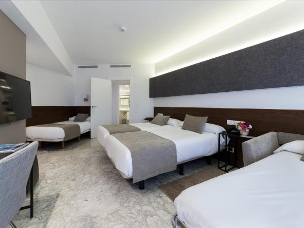 Hotel Avenida : photo 1 de la chambre chambre triple avec canapé-lit