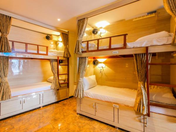 Hygeinic Airport Dormitory Near by BOM : photo 3 de la chambre lits superposés dans dortoir masculin 