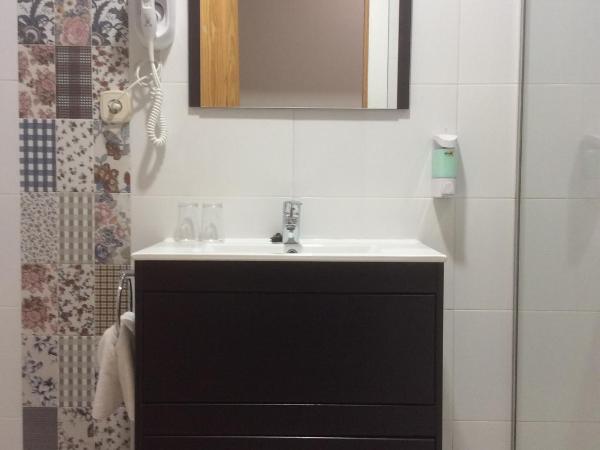 Hostal Mont Royal : photo 4 de la chambre chambre double - sous-sol avec fenêtres