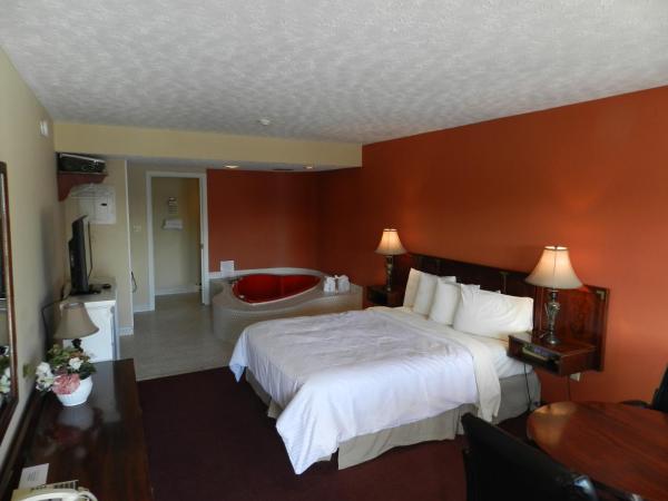 Kings Inn Near the Falls : photo 2 de la chambre chambre lit queen-size avec bain à remous