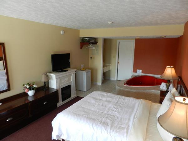 Kings Inn Near the Falls : photo 1 de la chambre chambre lit queen-size avec bain à remous