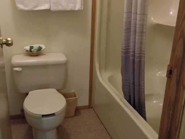 The Ranchland Inn Kamloops : photo 1 de la chambre chambre avec 2 grands lits queen-size 