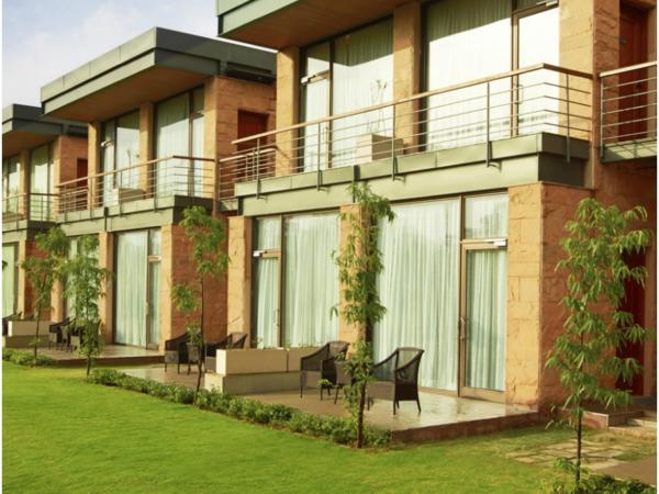 The Gateway Resort Damdama Lake : photo 3 de la chambre chambre de luxe avec lit king-size et vue sur le jardin