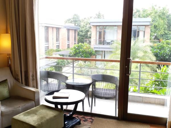 The Gateway Resort Damdama Lake : photo 1 de la chambre superior resort room courtyard view twin bed