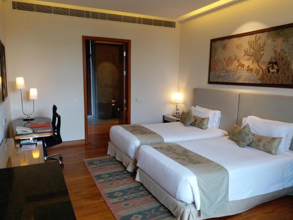The Gateway Resort Damdama Lake : photo 3 de la chambre superior resort room courtyard view twin bed