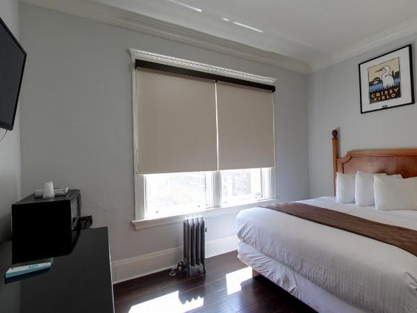 Warfield Hotel : photo 7 de la chambre chambre lit queen-size avec salle de bains privative