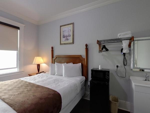 Warfield Hotel : photo 6 de la chambre chambre lit queen-size avec salle de bains commune