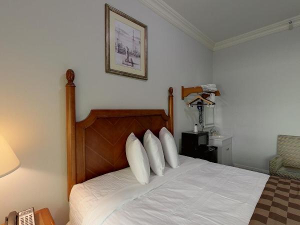 Warfield Hotel : photo 10 de la chambre chambre lit queen-size avec salle de bains commune
