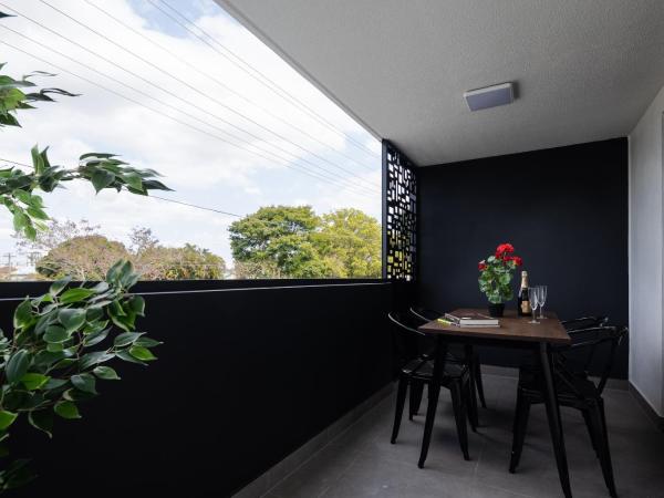 Ascot Budget Inn & Residences : photo 5 de la chambre hébergement deluxe avec 2 lits doubles, kitchenette et balcon