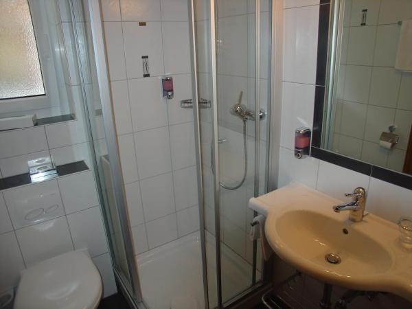 Hotel Europa Guest House : photo 6 de la chambre chambre familiale