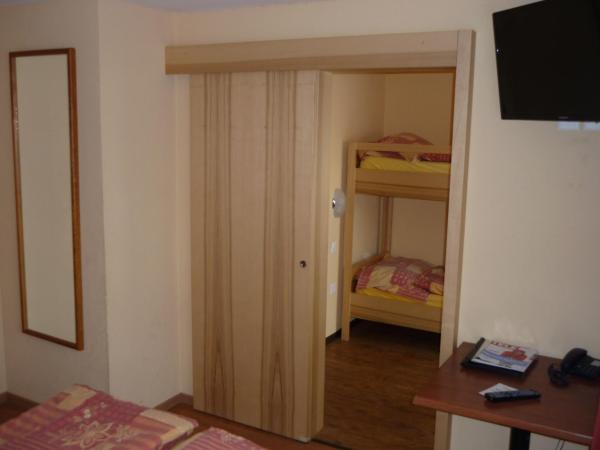 Hotel Europa Guest House : photo 5 de la chambre chambre familiale