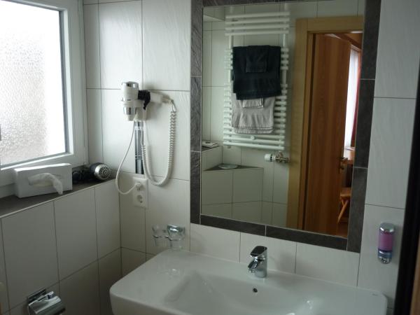 Hotel Europa Guest House : photo 2 de la chambre chambre double avec balcon