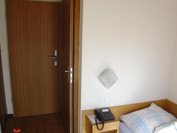 Hotel Europa Guest House : photo 6 de la chambre très petite chambre simple basique sans douche