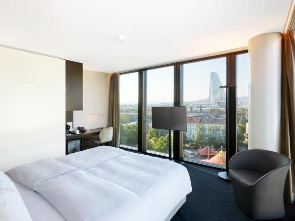 HYPERION Hotel Basel : photo 1 de la chambre chambre d'affaires avec accès au salon