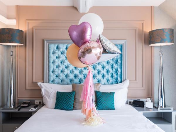 Aria Hotel Budapest by Library Hotel Collection : photo 2 de la chambre chambre lit king-size avec terrasse - vue sur ville