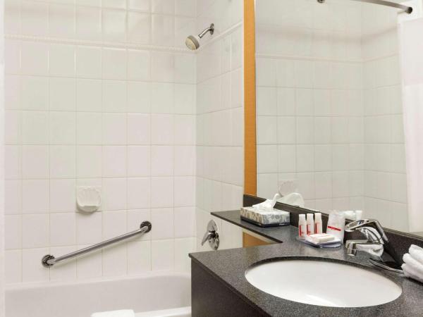 Days Inn by Wyndham Vancouver Downtown : photo 2 de la chambre chambre double avec 2 lits doubles - non-fumeurs