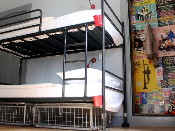 Hostel ROOM Rotterdam : photo 5 de la chambre lit simple dans dortoir de 6 lits avec salle de bains commune