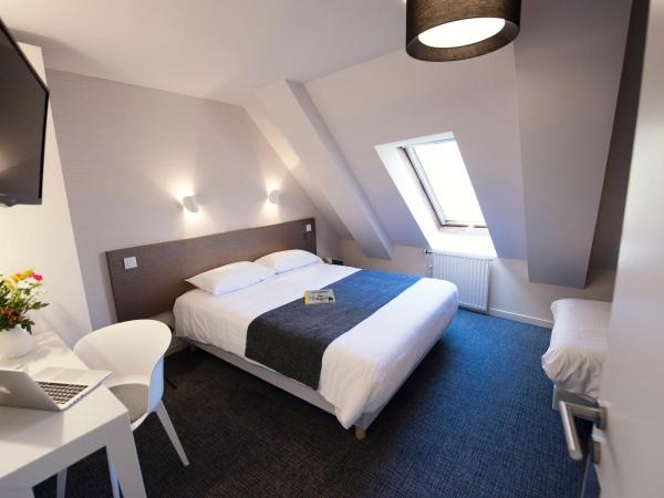 Hôtel Du Port : photo 1 de la chambre chambre triple confort - 3ème Étage par escaliers
