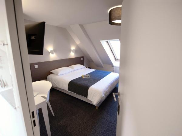 Hôtel Du Port : photo 4 de la chambre chambre triple confort - 3ème Étage par escaliers