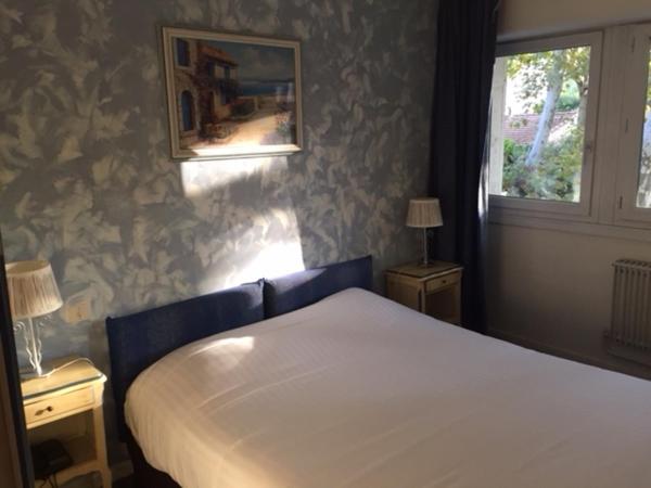 Logis Hotel du Midi : photo 5 de la chambre chambre double confort avec douche et vue sur la rue