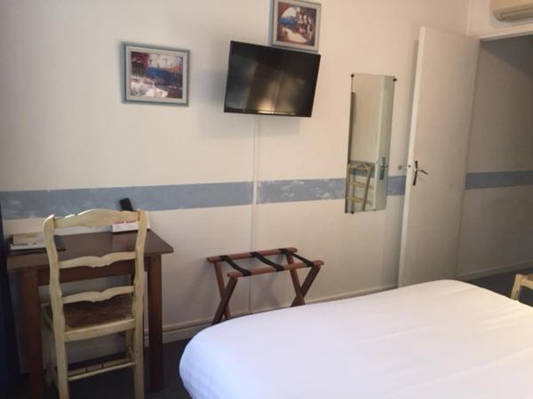 Logis Hotel du Midi : photo 4 de la chambre chambre double confort avec douche et vue sur la rue