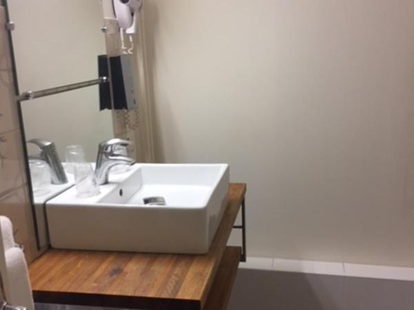 Logis Hotel du Midi : photo 10 de la chambre chambre double confort avec baignoire - vue sur cour