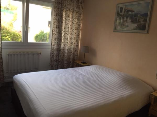 Logis Hotel du Midi : photo 8 de la chambre chambre double confort avec baignoire - vue sur cour
