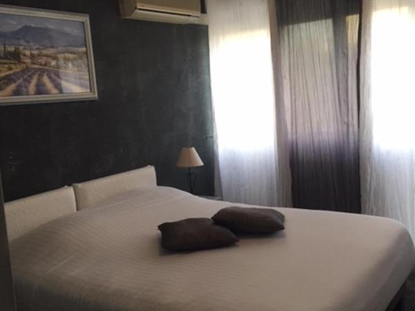 Logis Hotel du Midi : photo 6 de la chambre chambre double confort avec baignoire - vue sur cour