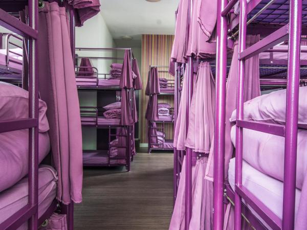 Safestay London Kensington Holland Park : photo 8 de la chambre bed in 21-bed mixed dormitory room shared bathroom