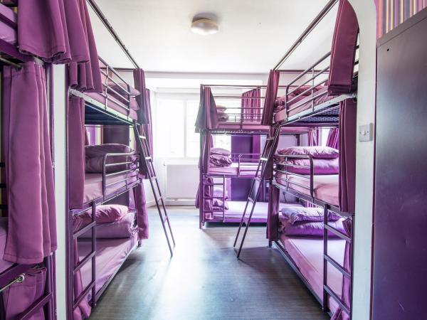 Safestay London Kensington Holland Park : photo 7 de la chambre lit dans dortoir mixte de 12 lits avec salle de bains privative